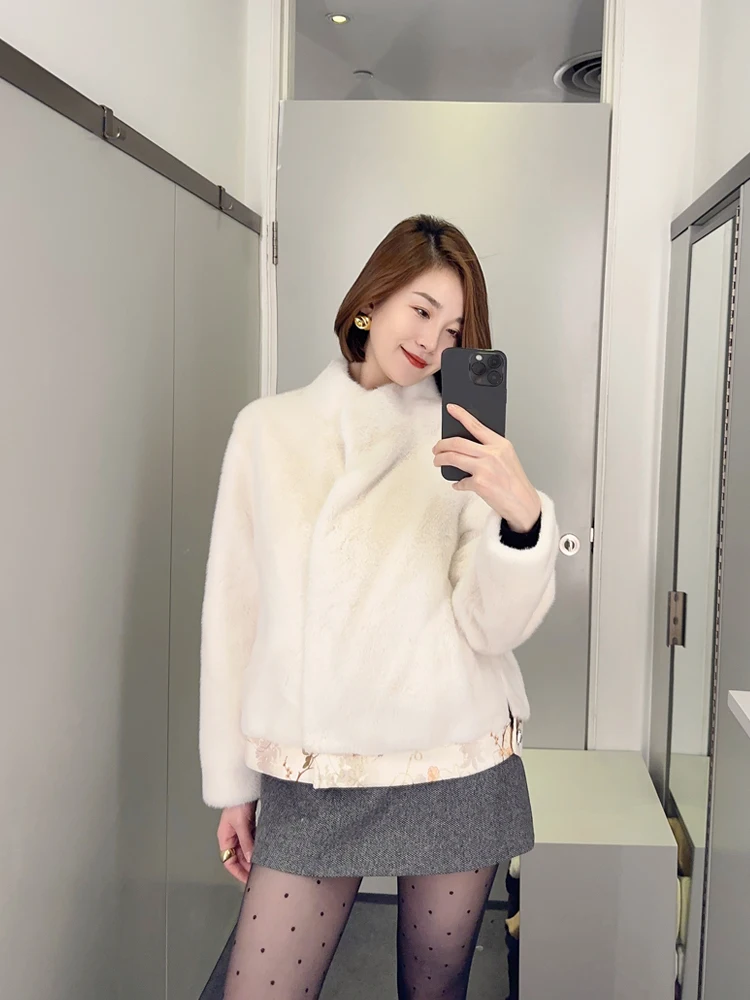 Inverno 2024 Novo Casaco Feminino de Luxo com Gola Redonda, em Veludo de Seda Chinês com Detalhes Florais e Couro Sintético Integrado, Elegante e Confortável