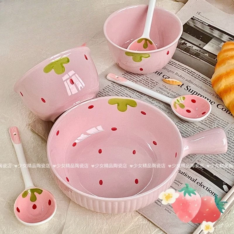 فتاة لطيفة ذات مظهر عالٍ، فراولة، أوعية سيراميك، مقبض منزلي، وعاء أرز، نودلز فورية، أدوات مائدة