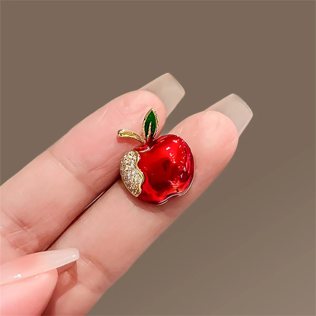 1PcCute والحلوة التفاح بروش رائعة الإبداعية دبوس الأزياء والمجوهرات اكسسوارات عشية عيد الميلاد حزب الديكور هدية بالجملة