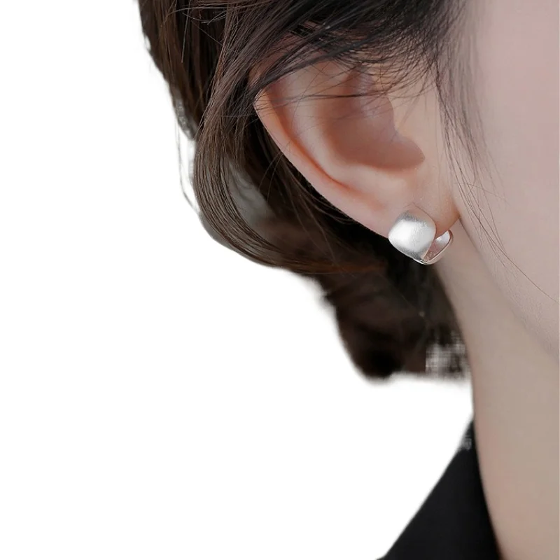 

Винтажные матовые серьги из чистого серебра 925 пробы для женщин, матовая отделка, новый дизайн, нишевый стиль, элегантные и изысканные украшения для ушей