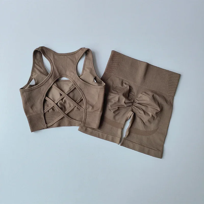 Set fitness da donna a vita alta e sollevamento dell'anca con bellissimo reggiseno sportivo sul retro, abito da yoga, allenamento stretto e pantaloncini sportivi