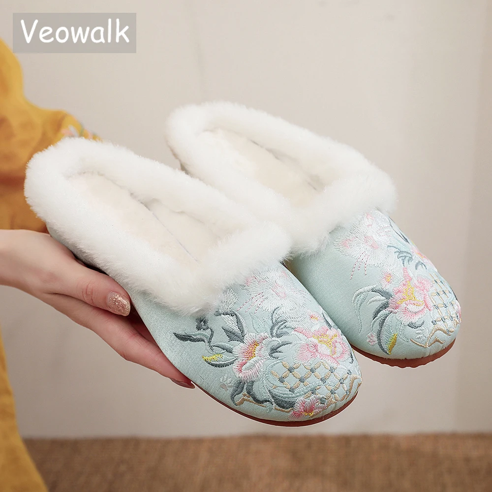 Veowalk Winter Women Faux Fur Fuzzy Flat Mules Slippers Round Toe Light Warm Soft Comfy Home Outside Slide Shoes Green Beige