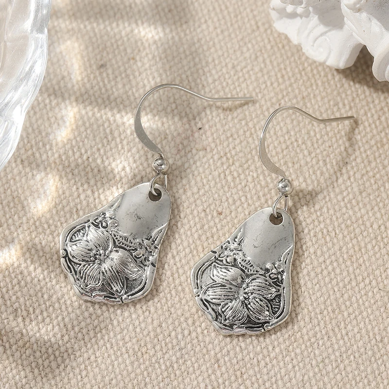 Vintage Silberfarbene Blumen-Ohrhänger für Damen Metall Handgeschnitzte Geometrische Ohrringe für Party und Alltag – Detail 5