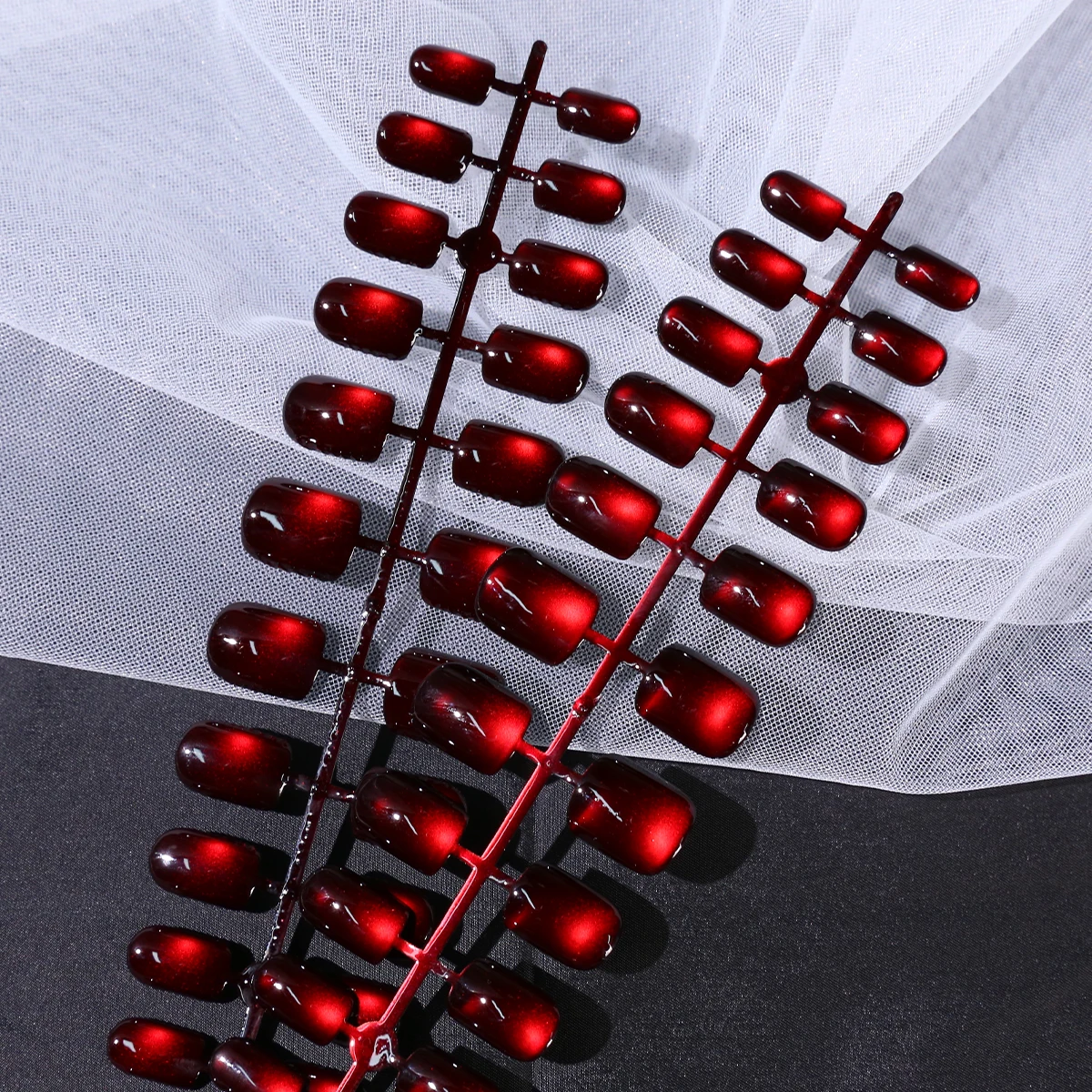 Usando flocos de unhas brancos estilo universitário doce com produtos de unhas falsas destacáveis cor de vinho