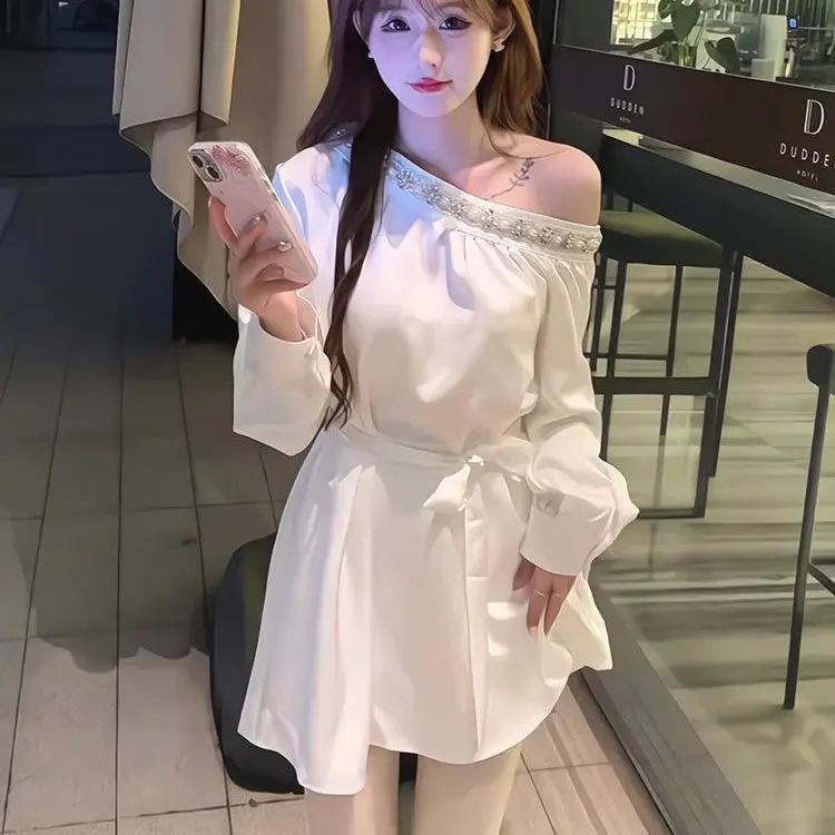 ​ ​ 프렌치 스모크 드레스 봄 여름 리퀴드 새틴 비대칭 오프 숄더 크리스탈 비즈 디테일 글램 엣지 맥시 길이 ​ ​