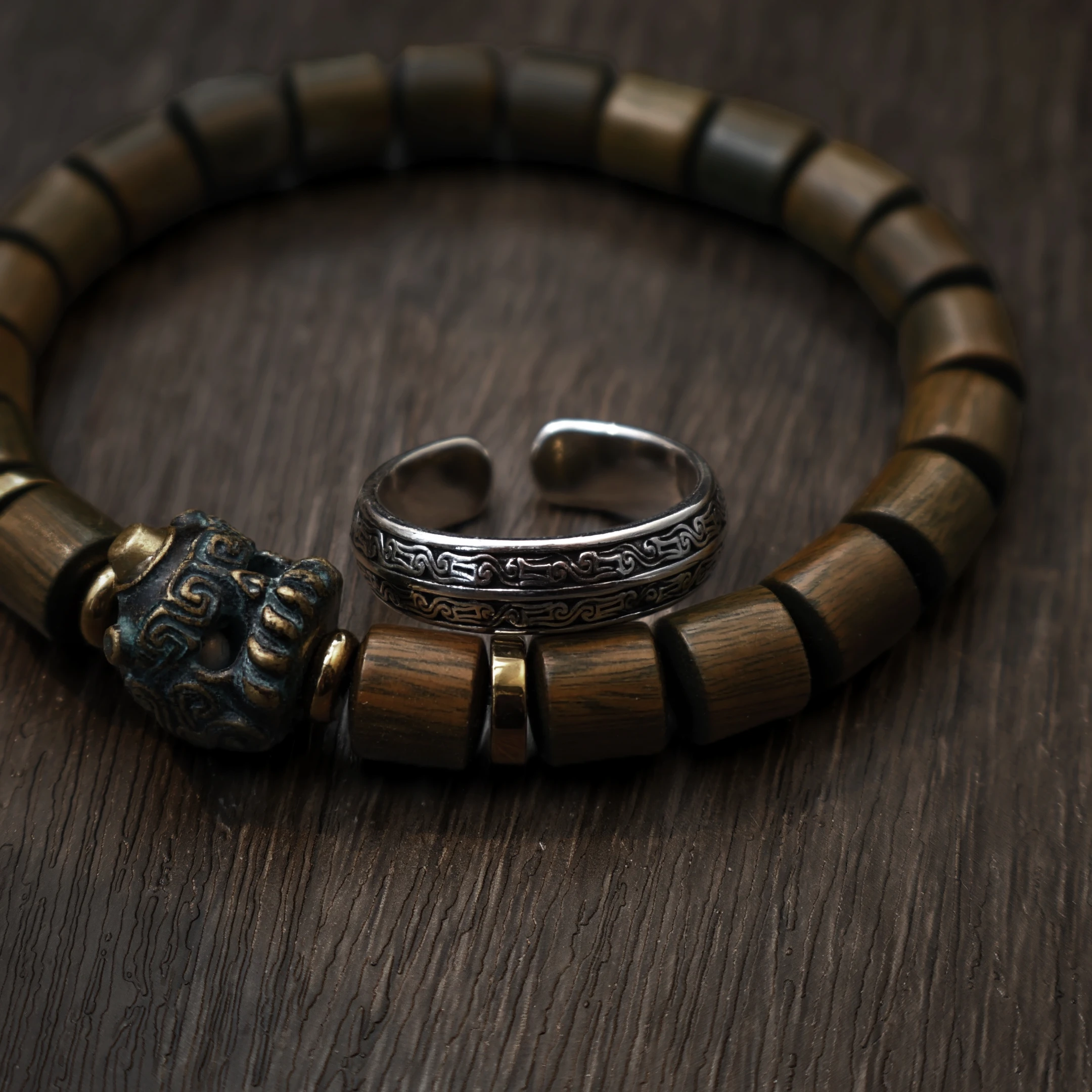 Retro-Zoomorphales Spiralmotiv Verstellbarer Offener Ring für Männer, Versilbertes Messing, Gotischer Edgy-Schmuck, Historisches Accessoire, Geschenk – Detail 9