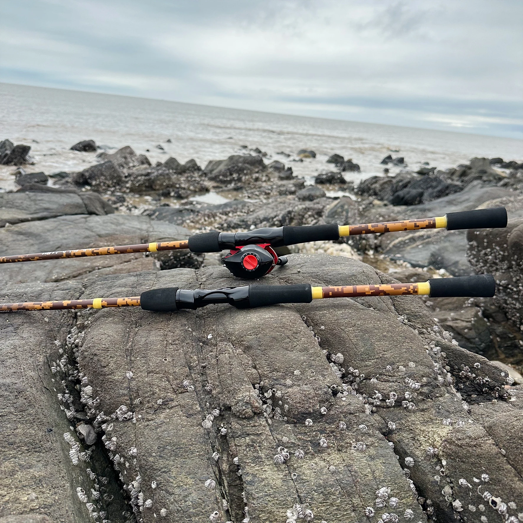 

Камуфляжный узор 2. 2-метровая удочка с прямой ручкой, изготовленная из композитного материала из углеродного и стекловолокна, прочный и долговечный, общий внешний вид камуфляжного узора, керамические направляющие кольца с защитой от запутывания, м мелоди