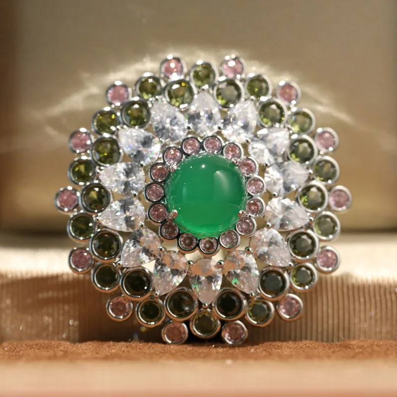 Copper zircon round emerald flower cluster wreath brooch, high-end exquisite temperament suit accessories