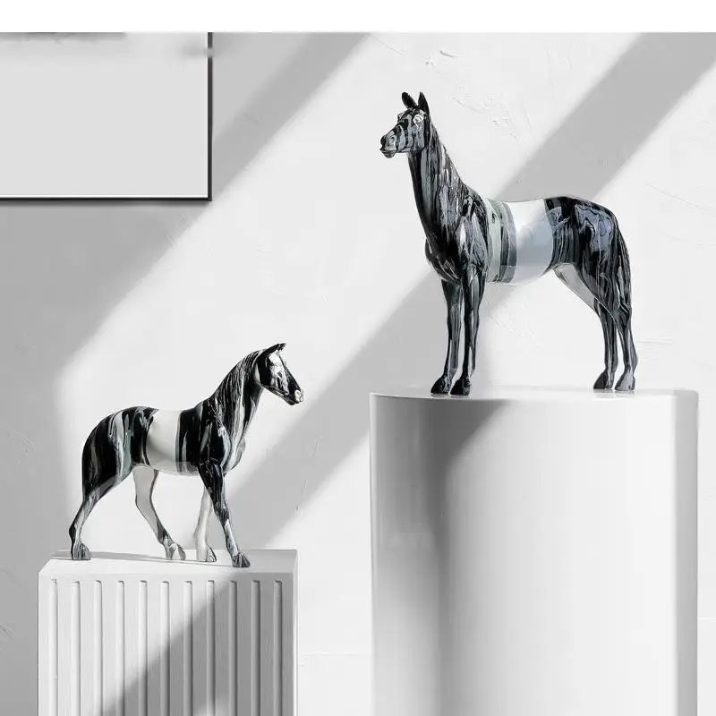 

Painted Horse Artwork Animal Resins Sculpture Aesthetic Room Decor Crafts Minimalist Steed Statue Desk Decoration