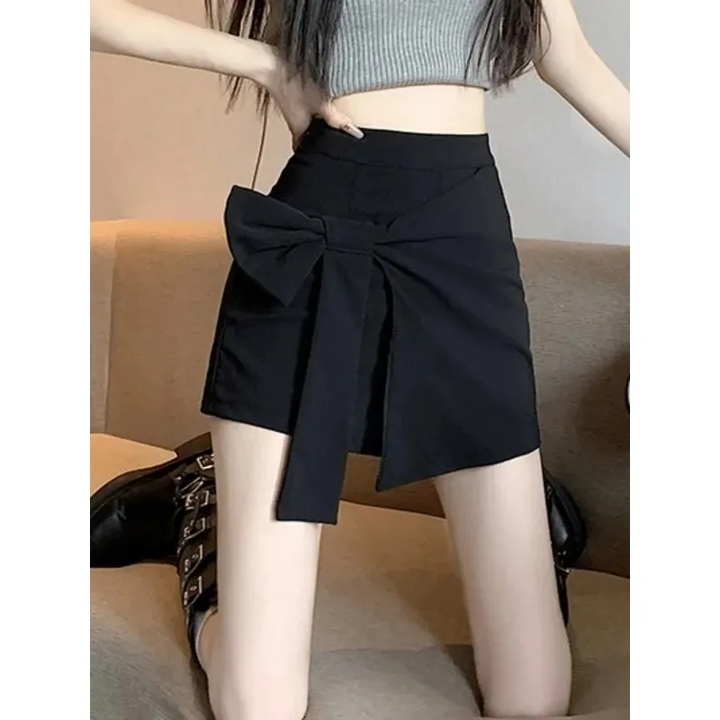 

Женская черная асимметричная мини-юбка с высокой талией и бантом