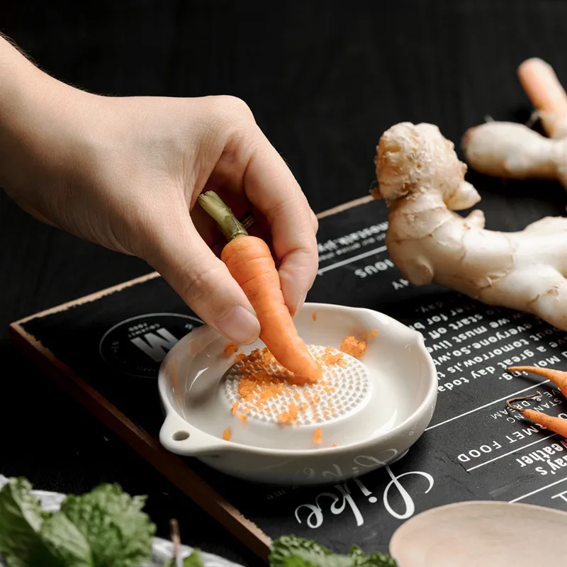 

Custom Kitchen Fruit Vegetables Tools White Onion Ginger Garlic Carrot Grater Mini Ceramic Grater Plates