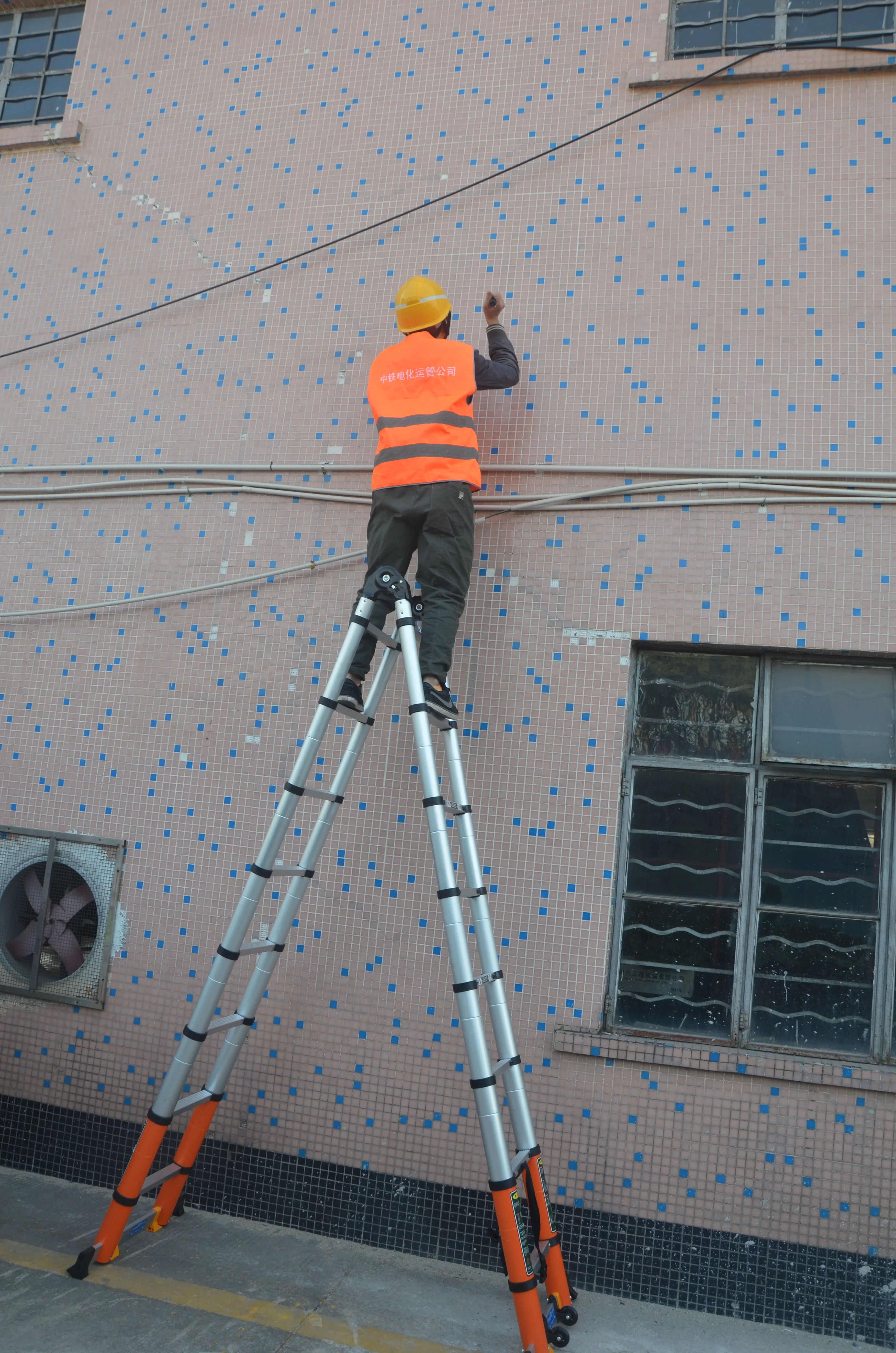 Retractable folding aluminum telescopic ladder