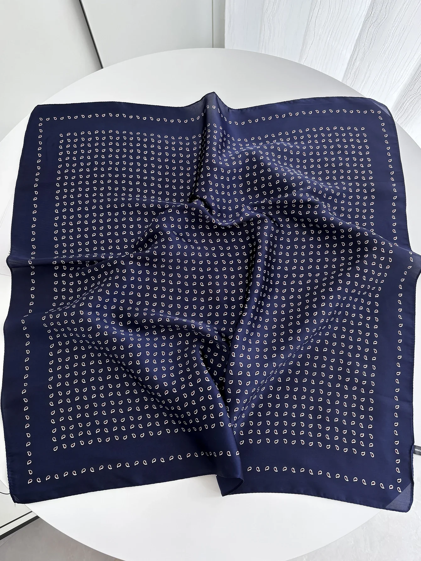 70*70 سنتيمتر المرأة مربع وشاح لينة الساتان الأزهار طباعة التفاف فولارد منديل عصابات الشعر نحيل التعادل الحجاب شالات