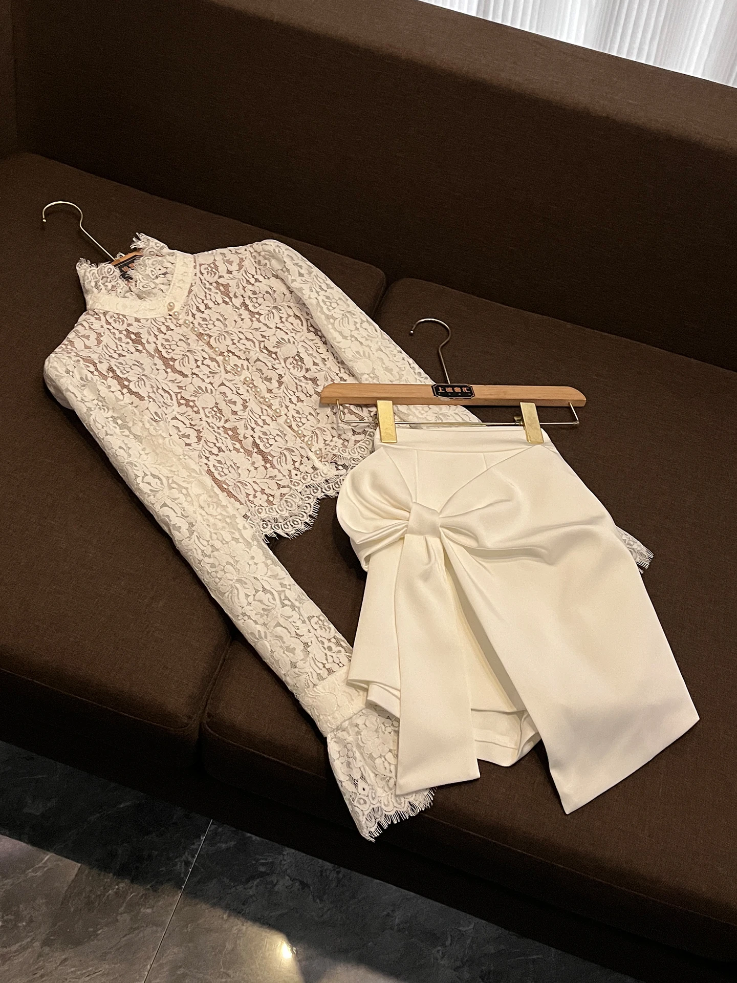 

Ele Lace Romantc Long Sve Stand Collar Women's Top with Knot Skirt Spring Faion Set Polyester Fiber ort ...