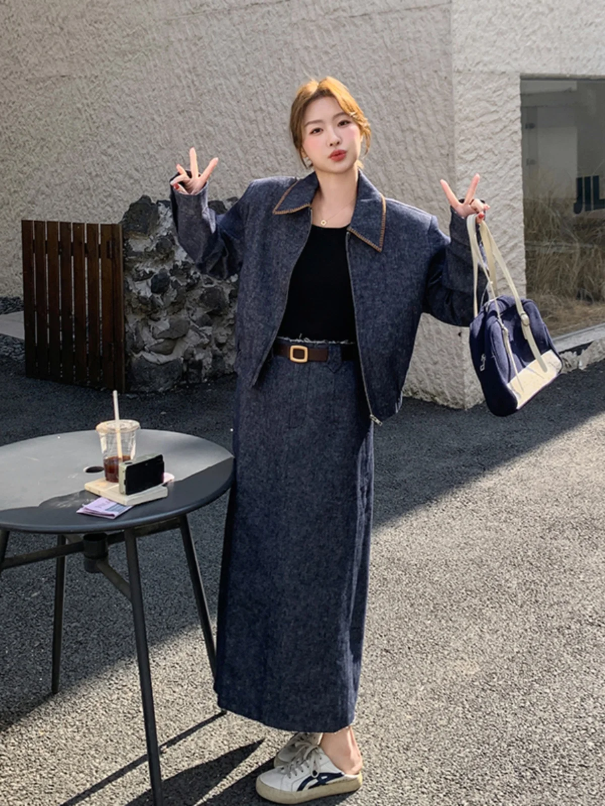 

Повседневный джинсовый комплект из топа и юбки миди для женщин: весна-осень 2025. Модный и элегантный ансамбль премиум-класса.