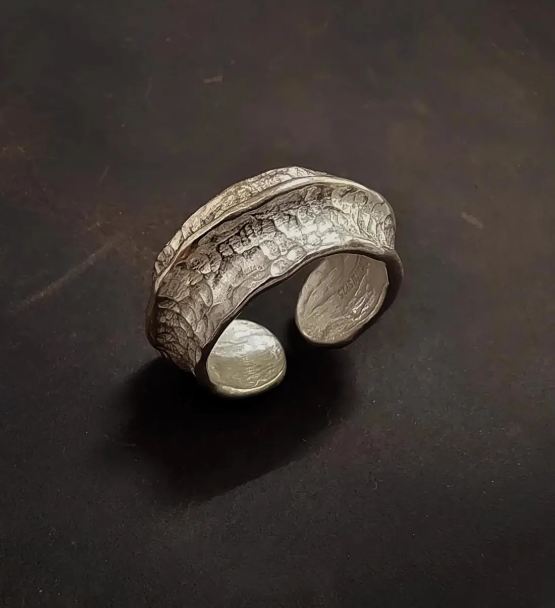 Vintage Zware Industrie Hamerpatroon Ring Met Uniek Minimalistisch Ontwerp Voor Mannen En Vrouwen High-End Handgemaakte Luxe Cadeau