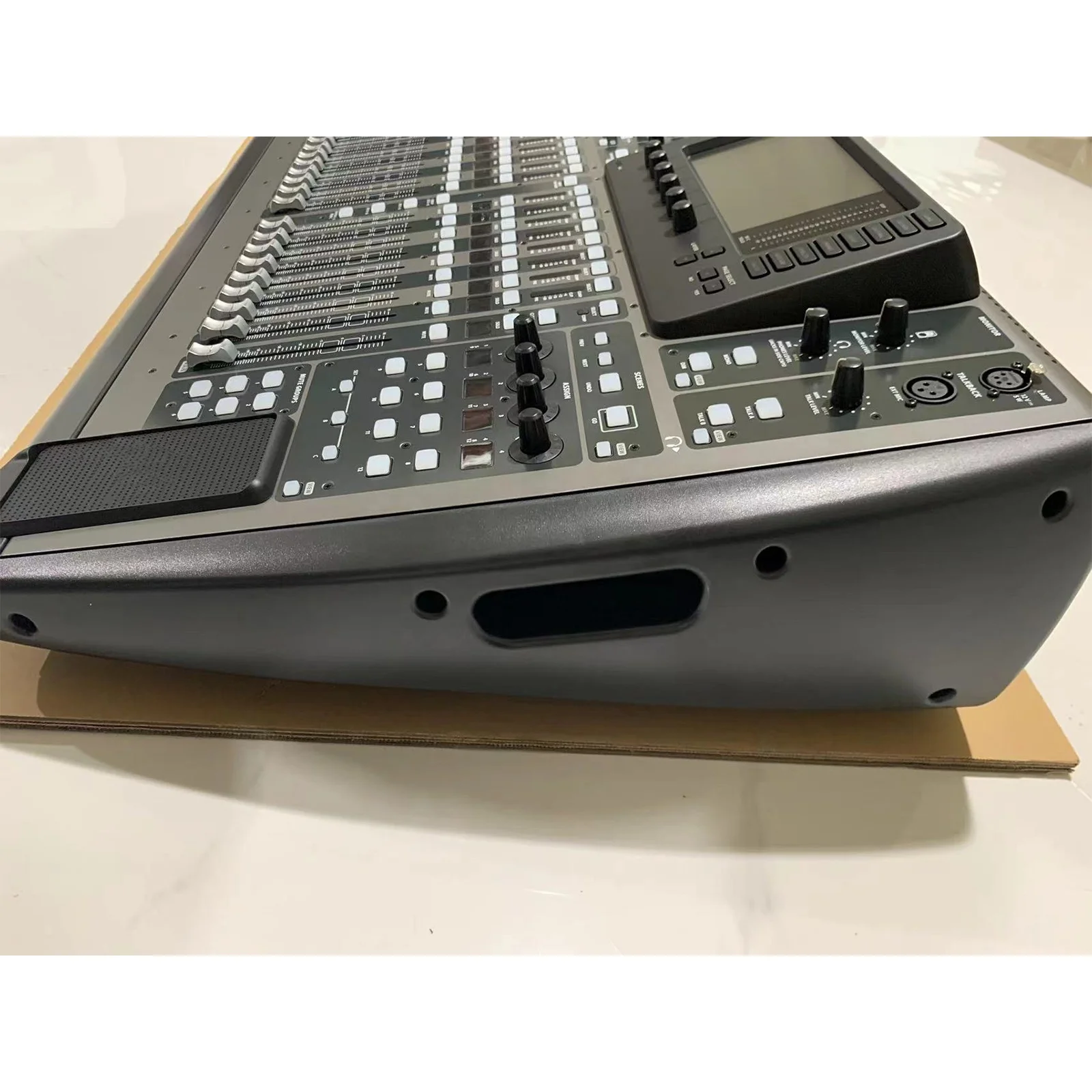 X32 Digital Mixing Console 32-Channel Audio Interface and IPad/iPhone Remote Control 40-Input 25-Bus
