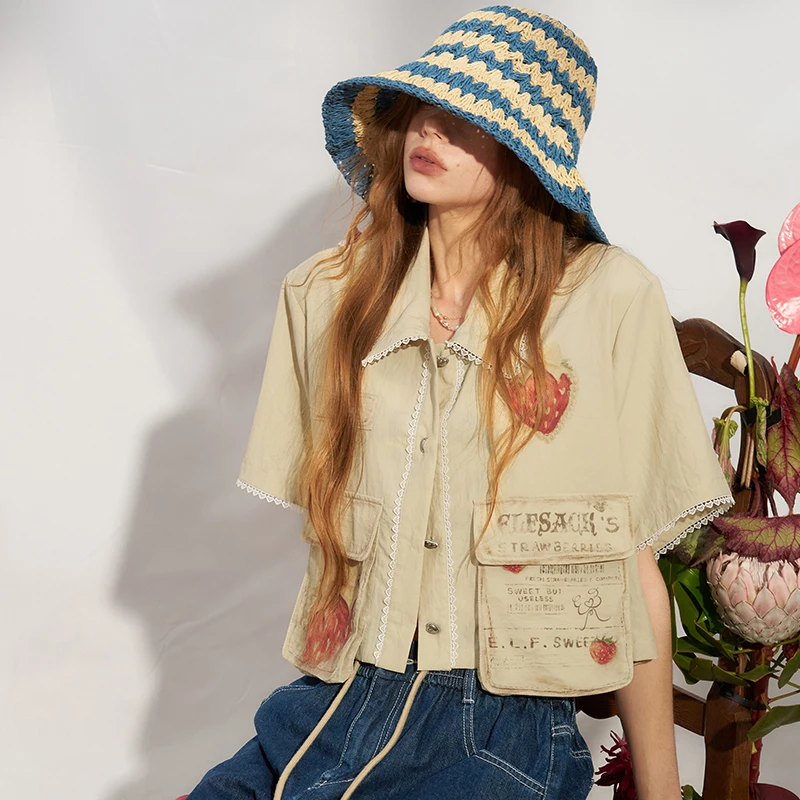 ELFSACK Kemeja Crop Bermotif Stroberi Gambar Tangan, Blus Berenda Vintage Manis dan Keren, Atasan Harian Kasual Punk Street untuk Wanita