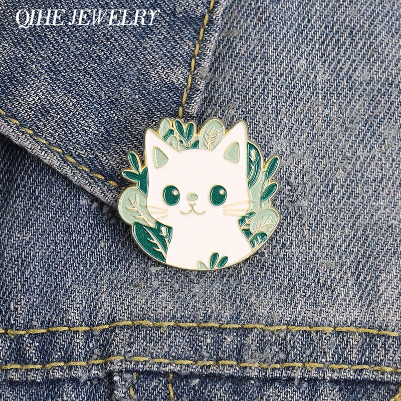 Small Fresh Cat Plant Enamel Pin Nature Cute White Cat Surrounded by Green Leaves Brooches Lapel Badge Jewelry Gift for Friends