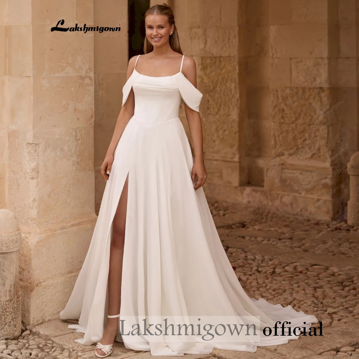 Minimalistisches Chiffon-Brautkleid, schulterfreies Design, Spaghettiträger, hoher Schlitz, A-Linien-Schnitt, Hochzeitskleid für Kirche, Outdoor-Hochzeit, nach Maß. – Detail 5