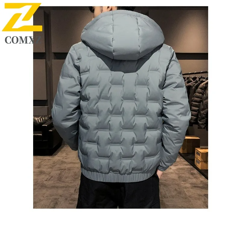 เสื้อโค้ทบุผ้าฝ้าย COMXZ รุ่นปี 2025 สำหรับผู้ชาย แบบมีฮู้ดอเนกประสงค์ เหมาะสำหรับเล่นสกีในหิมะ อุ่นสบาย ดีไซน์เนอร์ ออกแบบมาสำหรับการเดินป่า เสื้อแจ็คเก็ตพัฟเฟอร์ลำลอง สไตล์คนเมือง