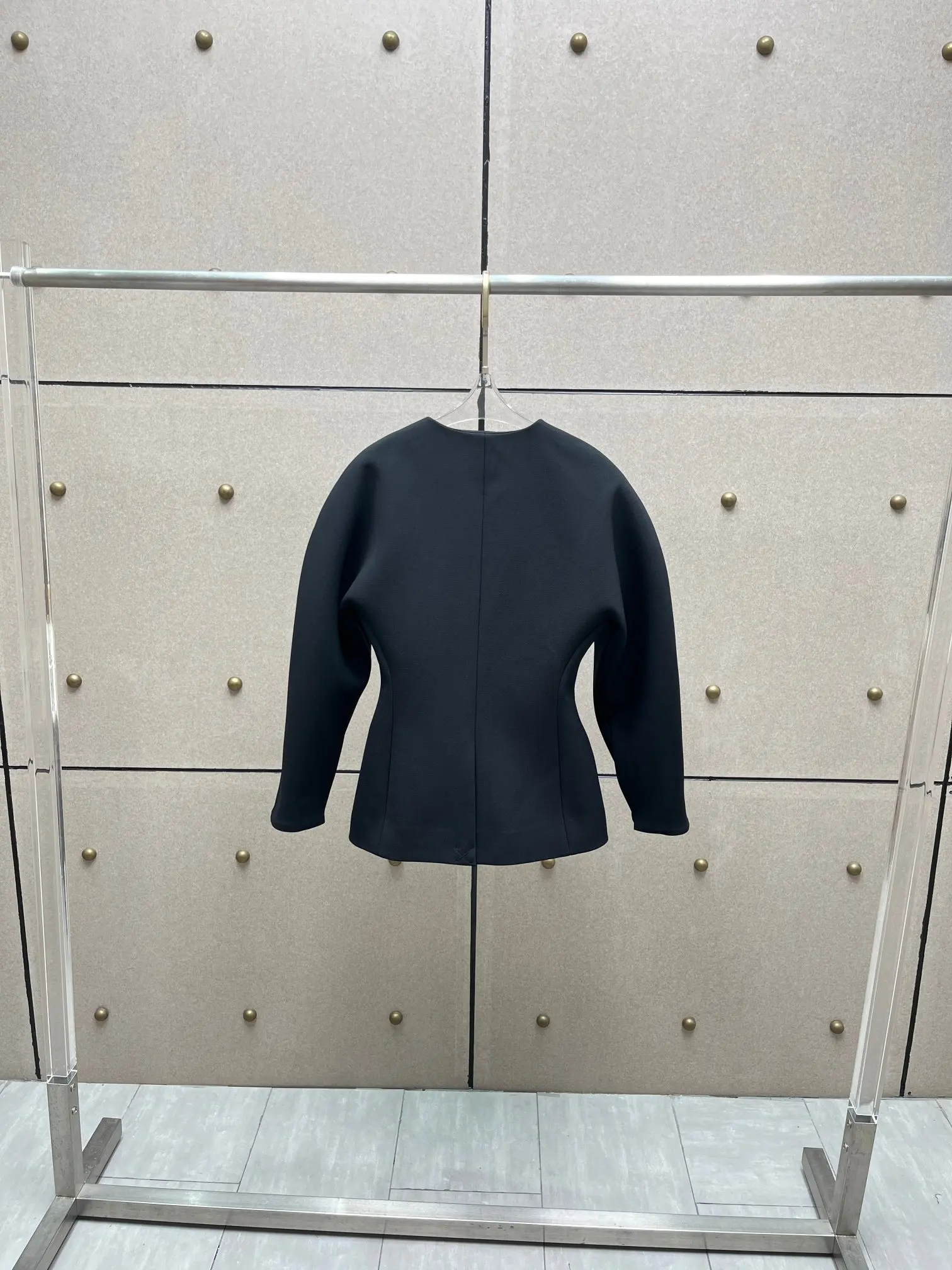 เสื้อแจ็คเก็ตสูทสีดำคอวีสไตล์เรโทร ดีไซน์เฉพาะตัว ทรงเข้ารูปและสง่างาม เหมาะสำหรับใส่ทำงาน สไตล์ใหม่ปี 2025