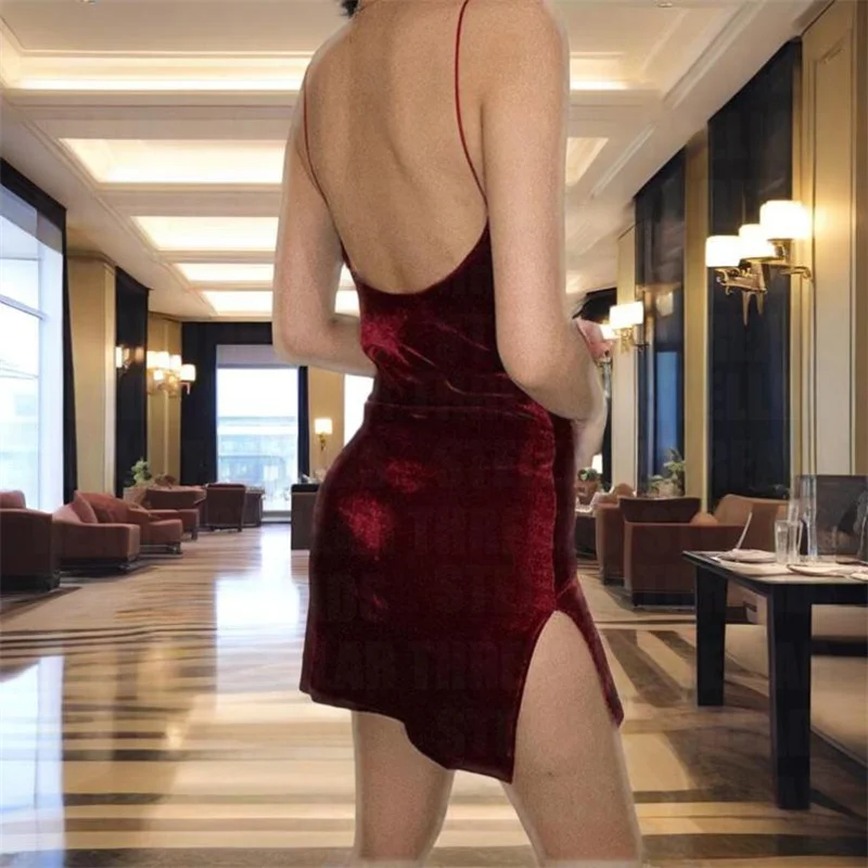 先駆的なレッドサテンスパゲッティストラップミニドレス：自信と魅惑的な魅力を放つ