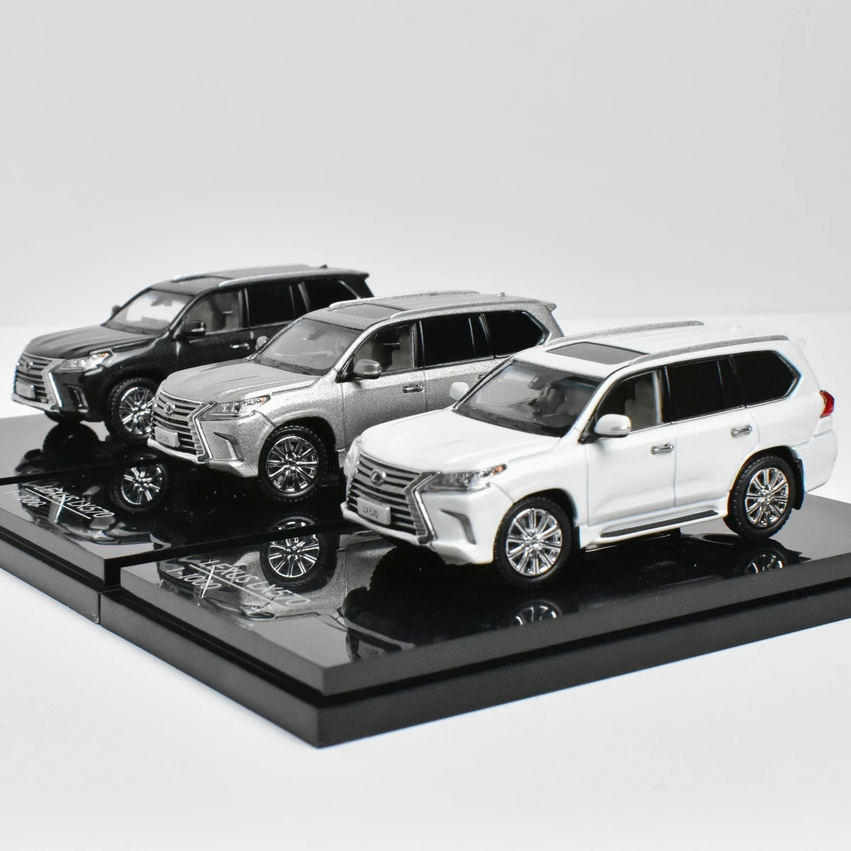 京商 1:64 LX570 ティーンエイジャーへのギフト ダイキャストモデルカー