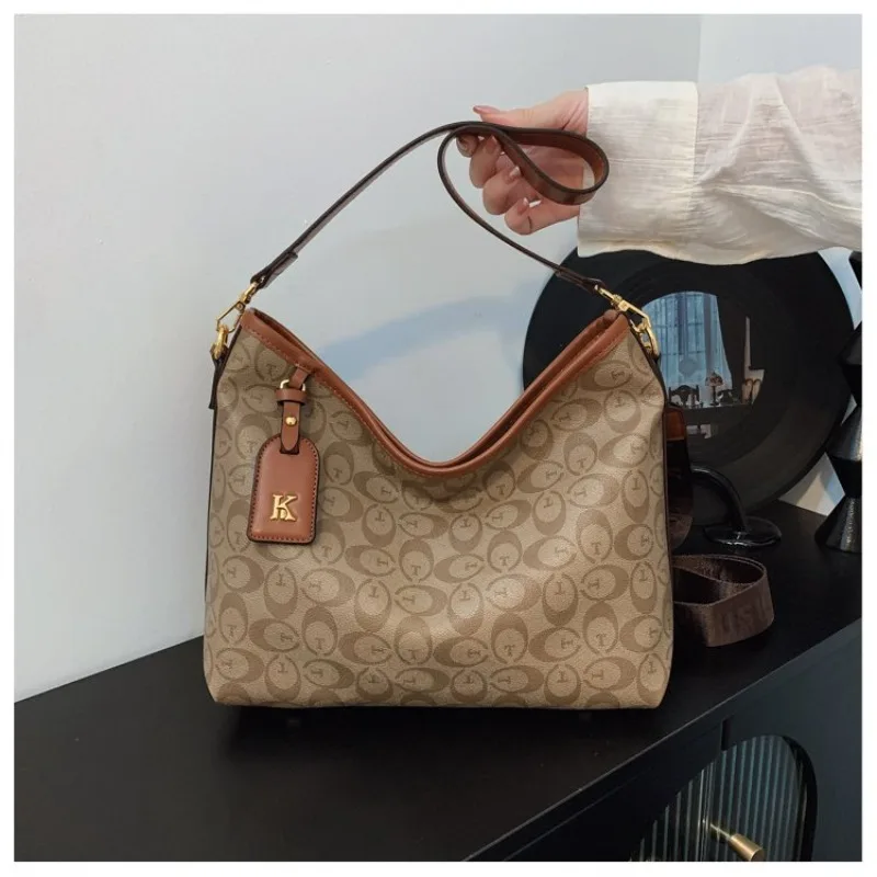 

Chic Ladies Handbag Shoulder Bag Made Of Premium Leather By Famous Designer Luxury Brand Classic Elegant
