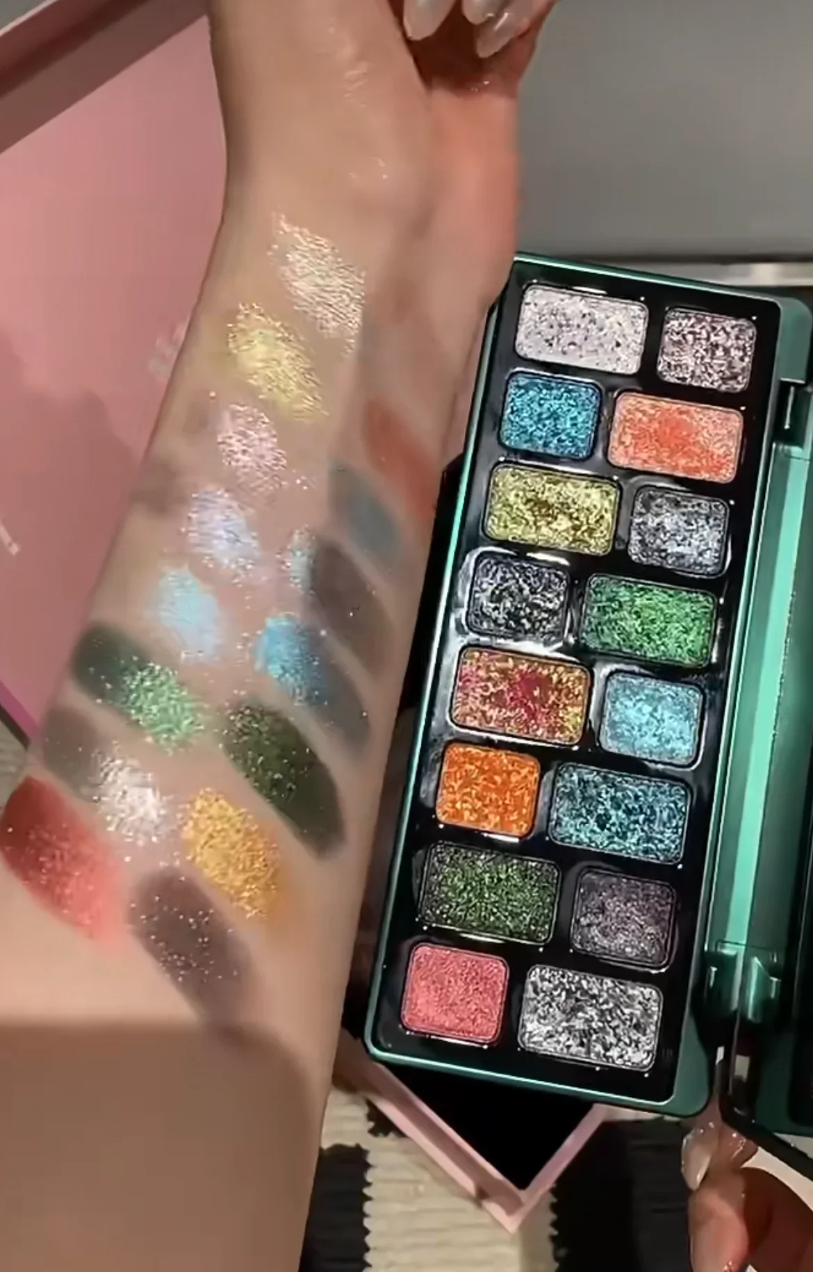 Qianyan Freya86 Co-branded 16-kleuren Shimmer Glitter Oogschaduw Palet Rokerige Matte Oogschaduw Y2K Make-Up Palet Cosmetica