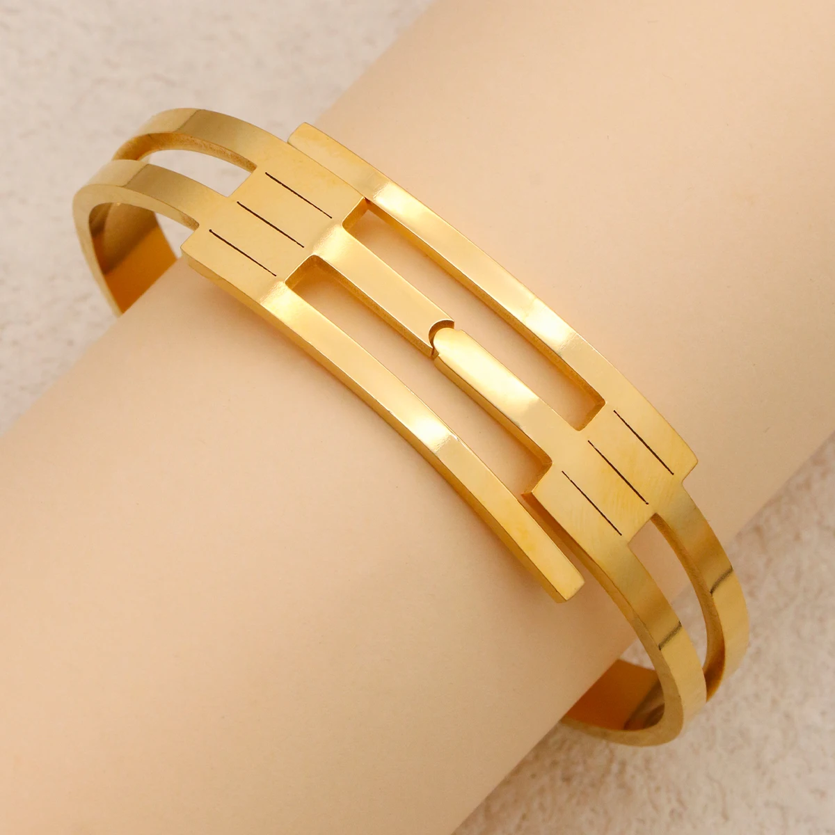 1 Piece Fashionable Gold Color Stainless Steel Ribbed Model Handcuffs For Women's Jewelry Bracelets