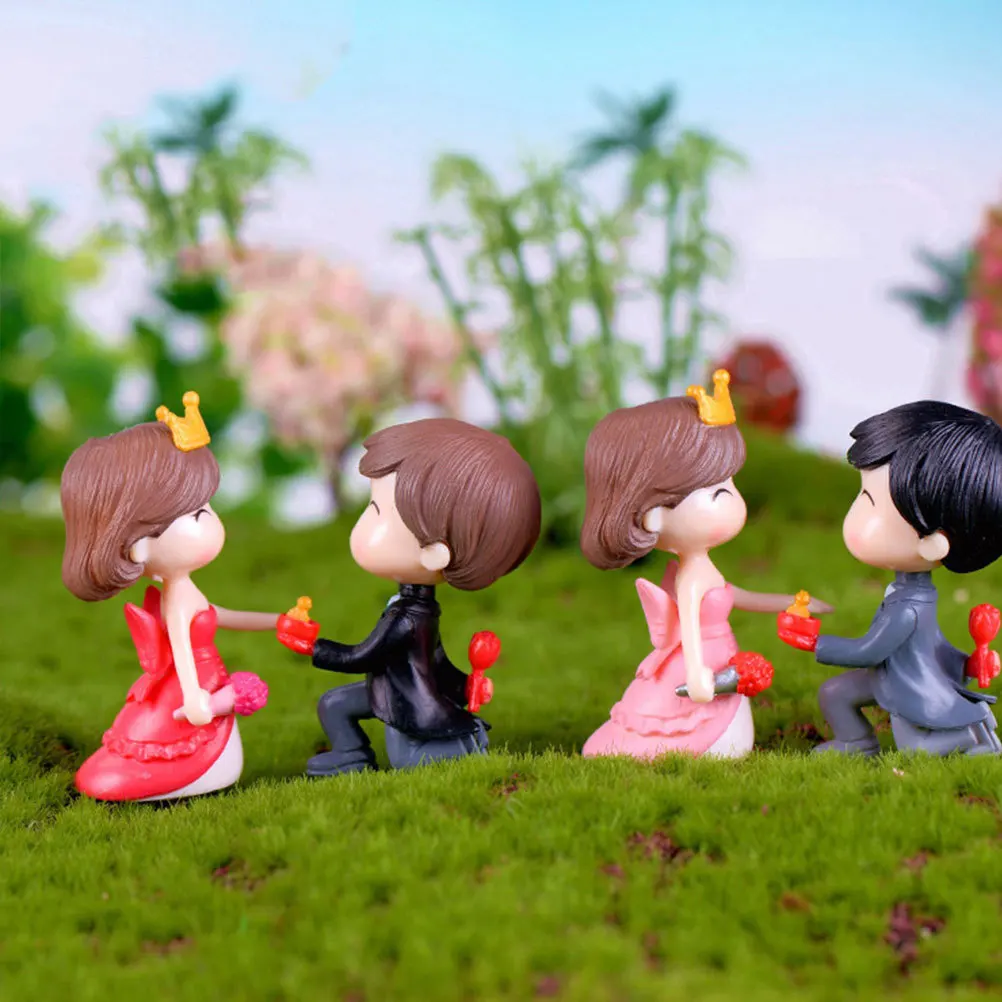 

2Pairs Miniature Couple Resin Decor Creative Plastic Ornaments for Desktop Mini Garden Micro Landscape Succulent Moss Decoration