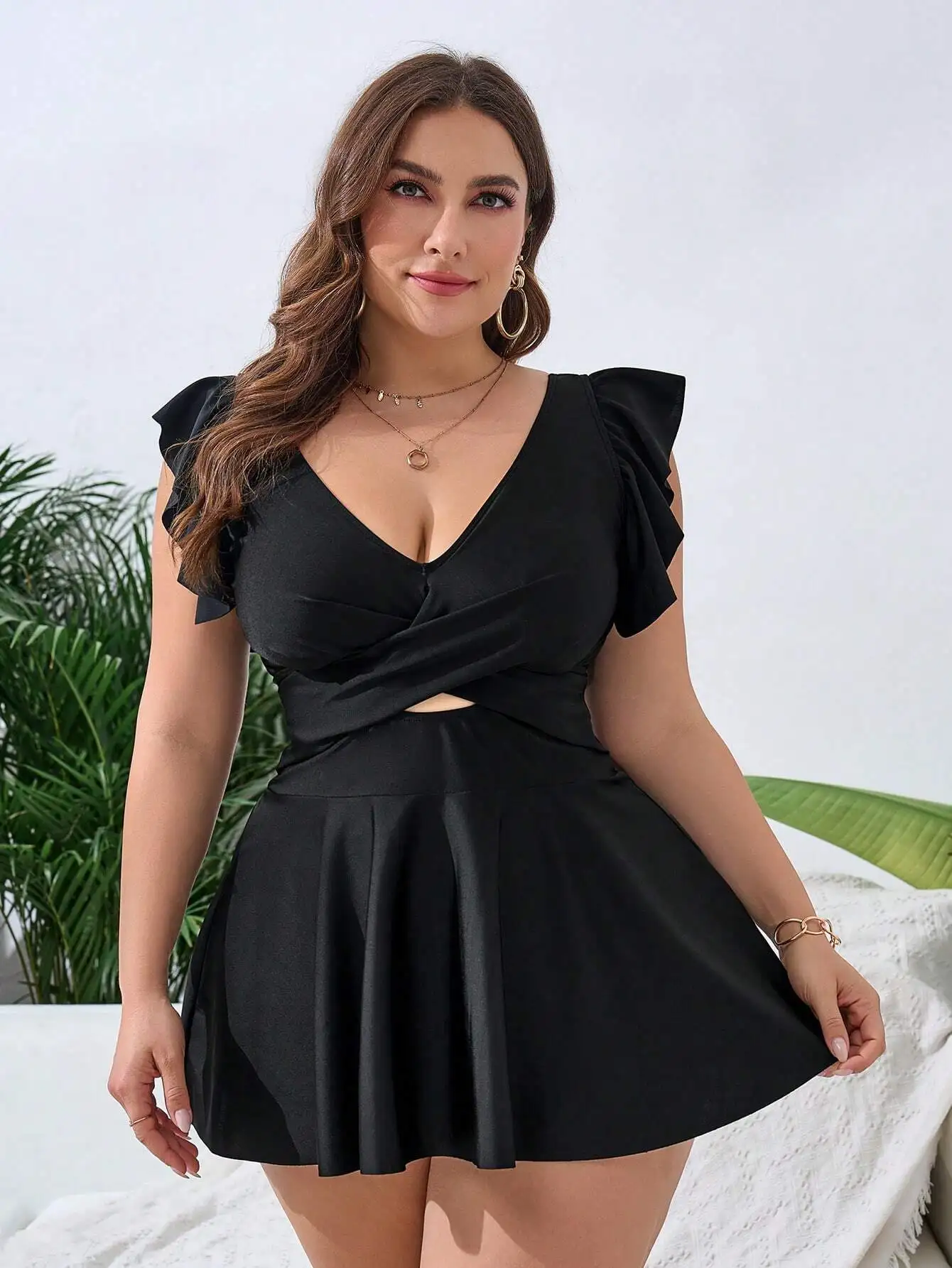 

Черное платье-купальник больших размеров с рюшами на рукавах и вырезами для пляжа, бассейна и летнего отдыха