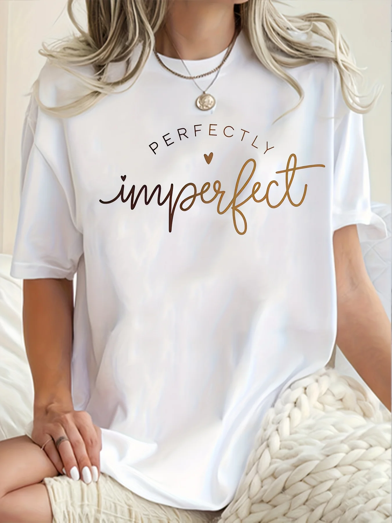 

Расслабленная круглая дышащая эластичная сезонная модная женская футболка с рукавами на весну и лето с золотым блеском и надписями