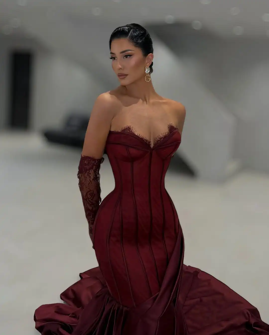 Nieuw ontwerp sexy lieverd strepen slanke zeemeermin avondjurk met illusie handschoenen geplooide rode prom celebrity formele feestjurk