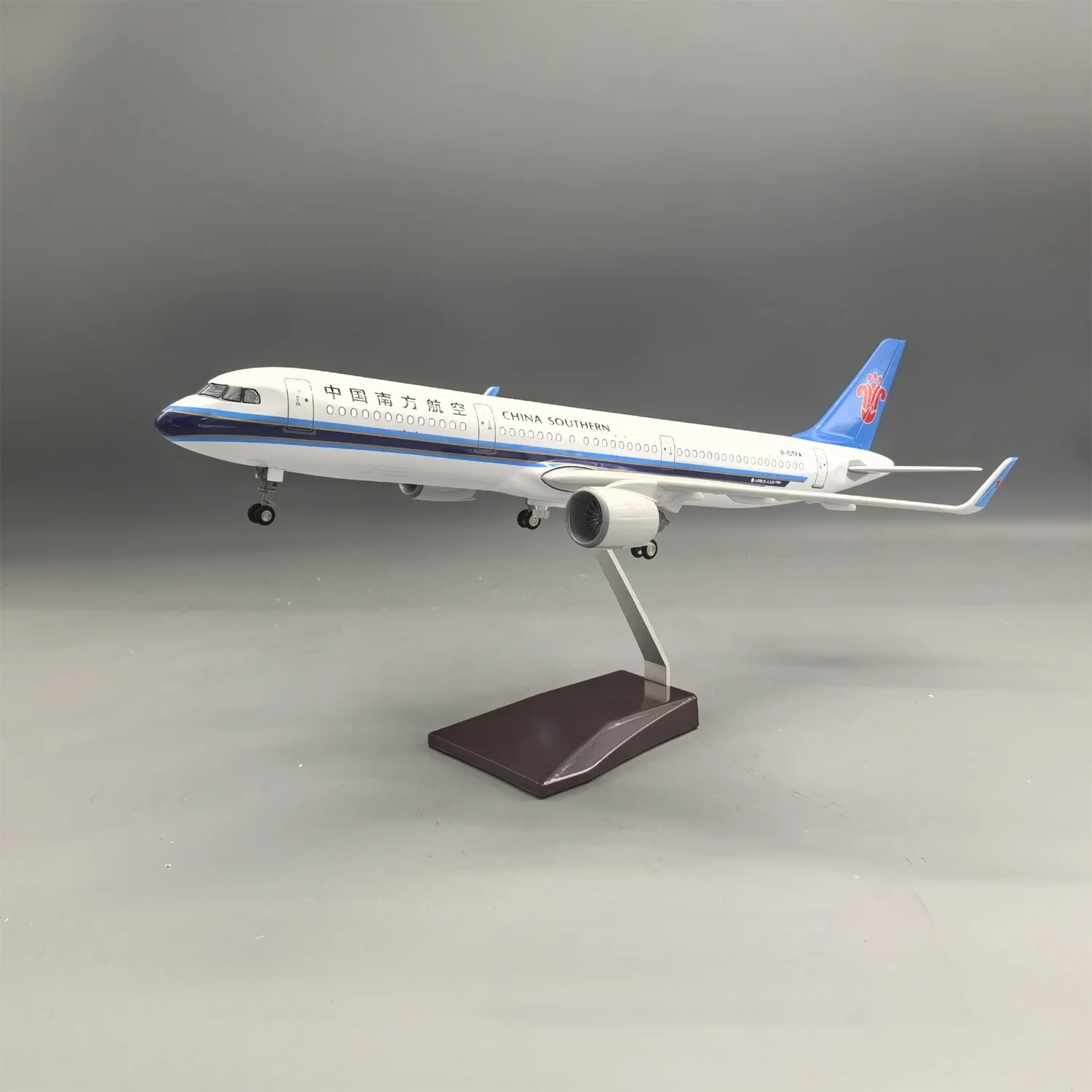 

Масштабная модель самолета China Southern A321neo 1:100, 44 см, из смолы, с LED-подсветкой и подставкой, для авиационной коллекции и демонстрации