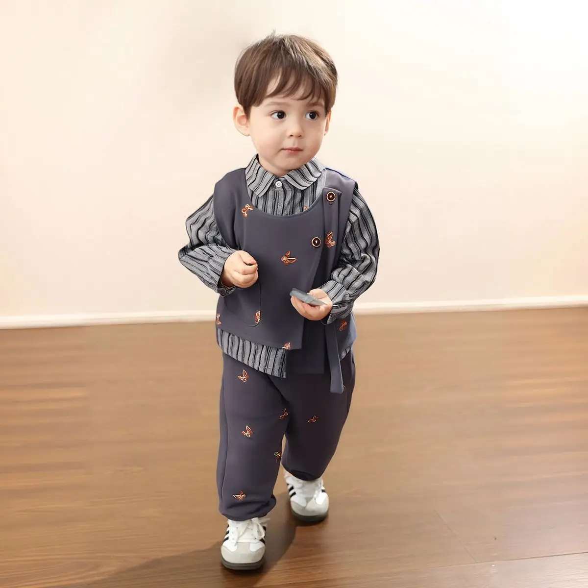 

Весенне-осенний корейский комплект для мальчиков: стильный костюм с жилеткой, рубашкой и брюками (3 предмета)