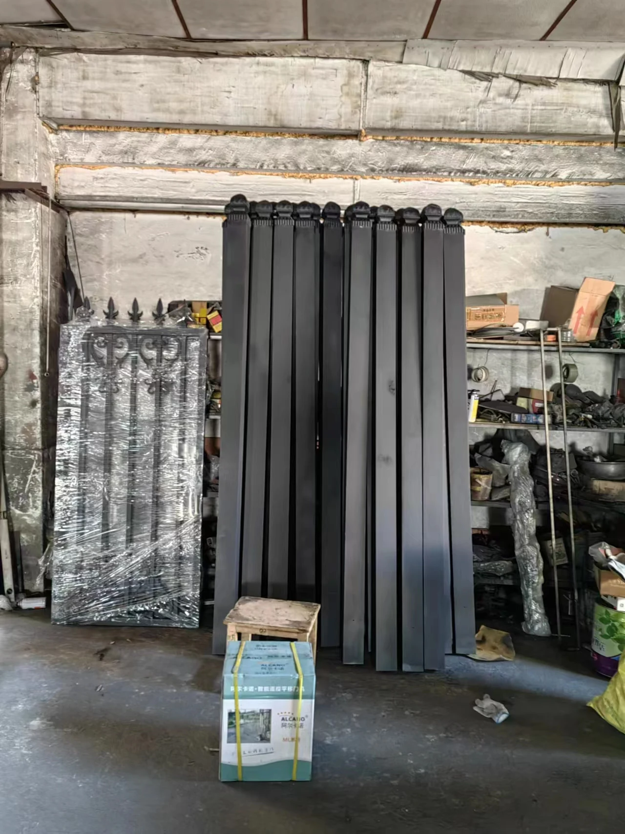 China Wrought Iron Fence Modular Flat Top 8'lx6'h Powder Coated Black Aluminum Tubular Fence Panel Anti-Rust 3 Rails DIY Assembl