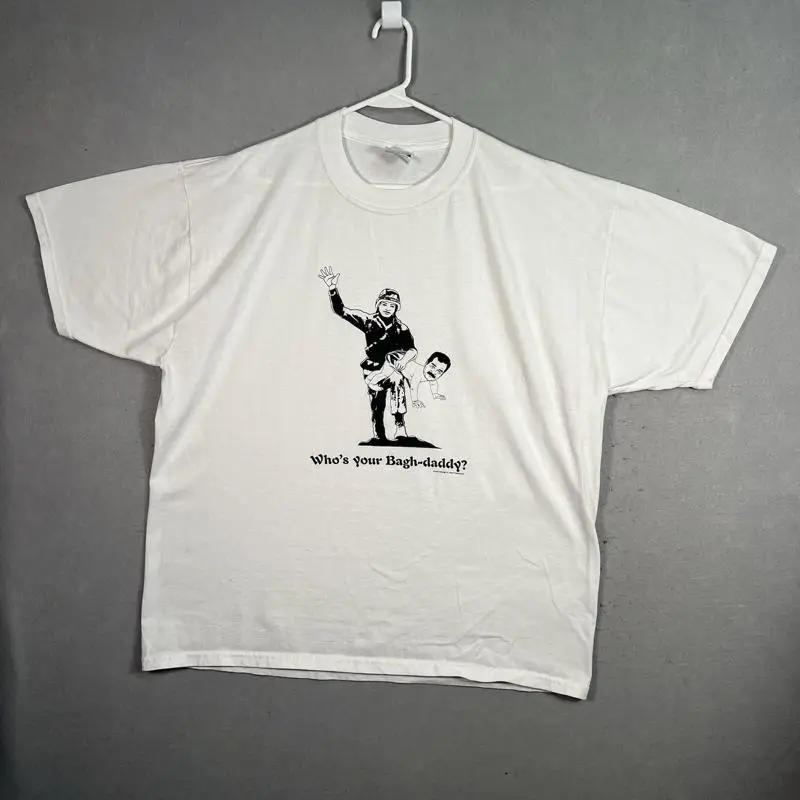 تي شيرت VTG 2004 Who's Your Bagh-daddy Saddam Hussein للبالغين 2XL XXL أبيض للرجال