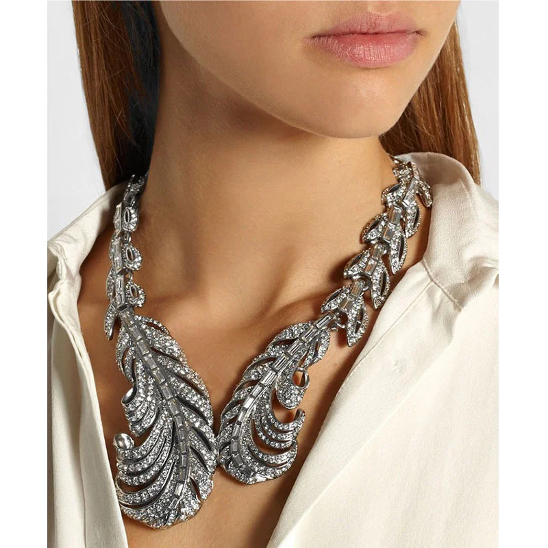 

Diamond-studded fashionable feather short collar necklace and earrings set for women's accessories. Wife's Gift