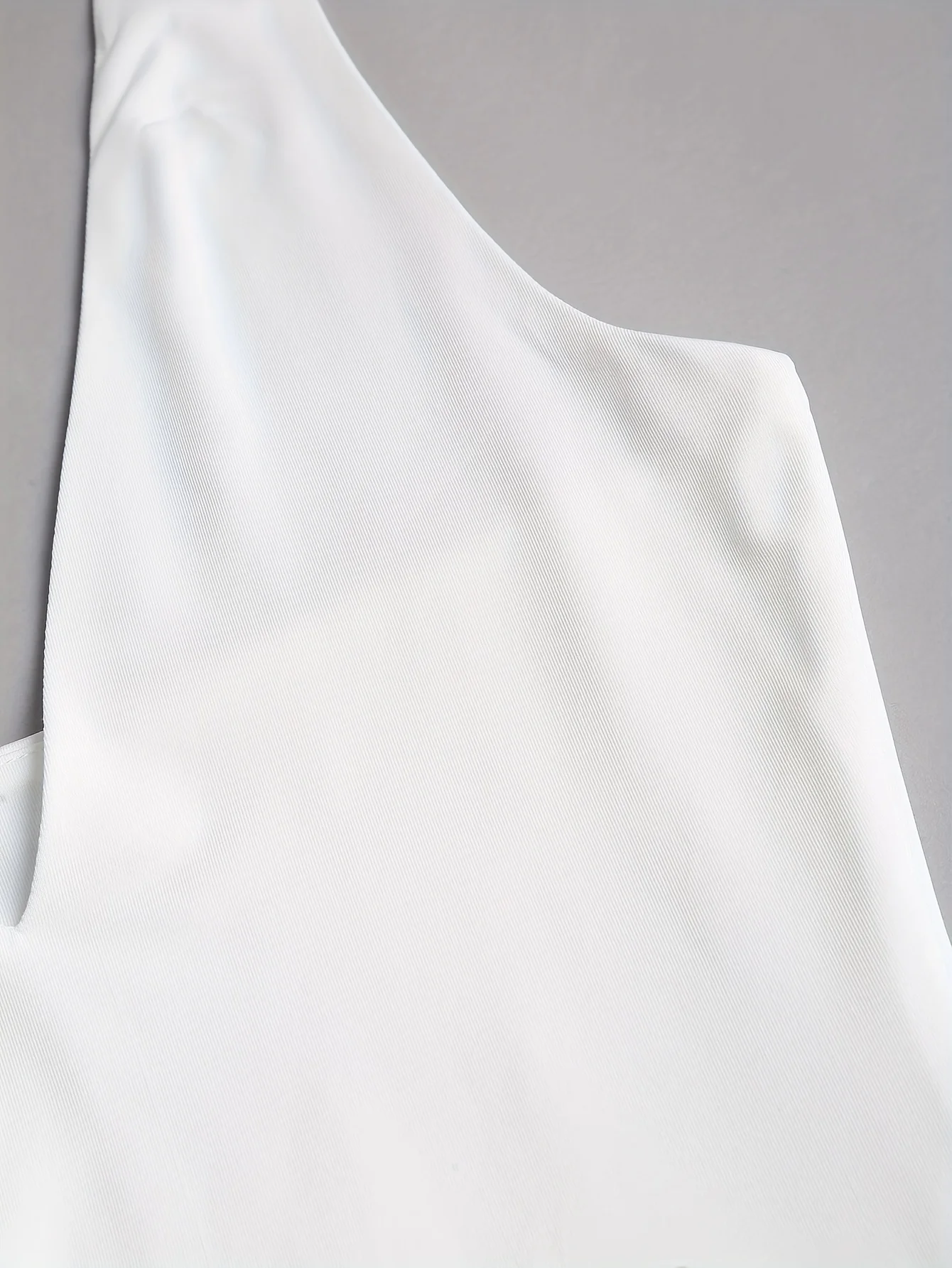 A new solid color sexy deep V cut-out halter-neck, and elegant wide-hem dress for ladies