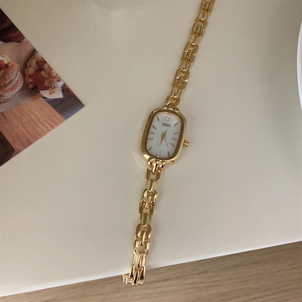 Elegant watch, oval design, thin bracelet watch women's style, light luxury, exquisite quartz watch, women's gift, original gift