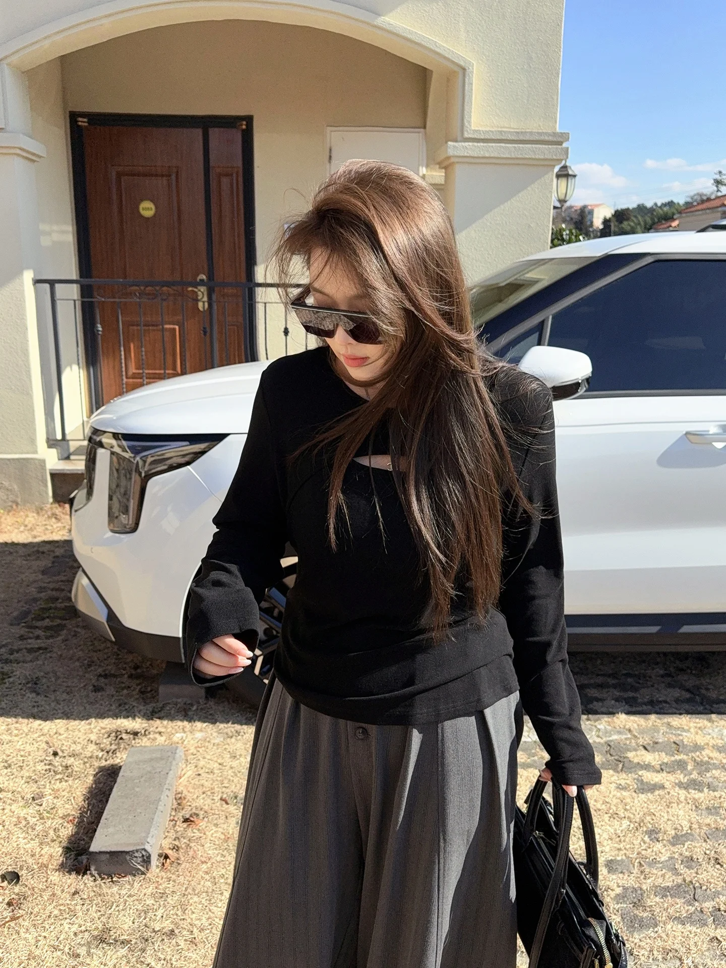 

Женская трикотажная футболка больших размеров с вырезами, облегающая, весенняя новинка, французский стиль, свободный крой, круглый вырез, черная.