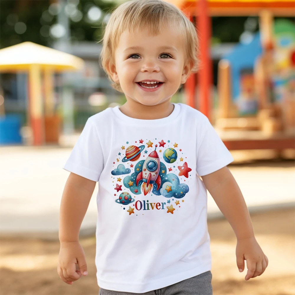 Camiseta personalizada para niños y niñas, camiseta salvaje, camiseta de cohete con nombre, ropa para niños pequeños, Tops de manga corta