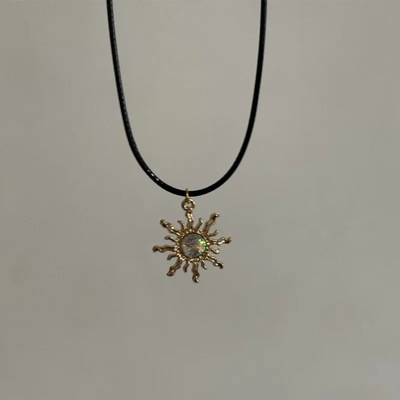 Vintage Tropföl-Blumen-Sonnen-Anhänger-Halskette mit Lederband – Einzigartiger Schmuck im Antik-Stil – Detail 2
