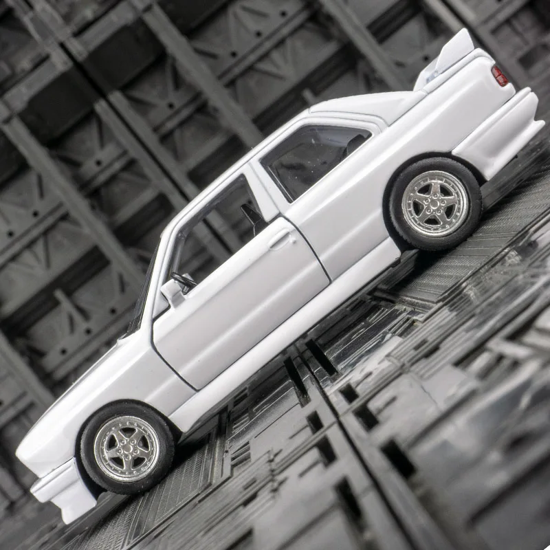 

1:36 Simulated BMW M3 1987 alloy car model doors on both sides that can be opened rich in details, finely crafted