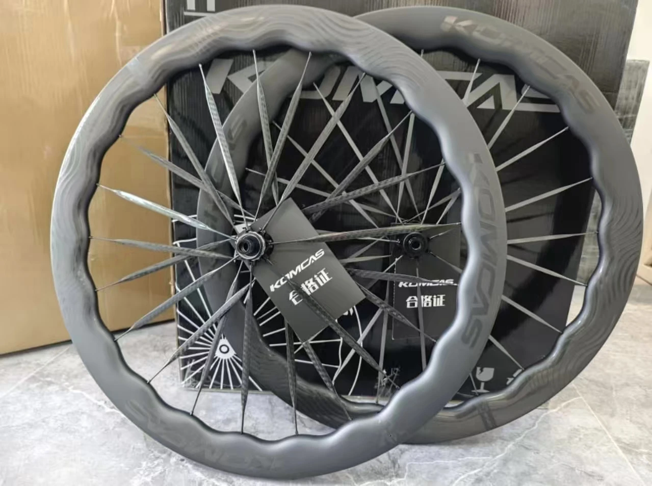 

Komcas Carbon Fiber Rainbow Cloud Wheelset 700C Road Bike 52/62mm 36t Ratchet Hub Disc Brake Wheelset