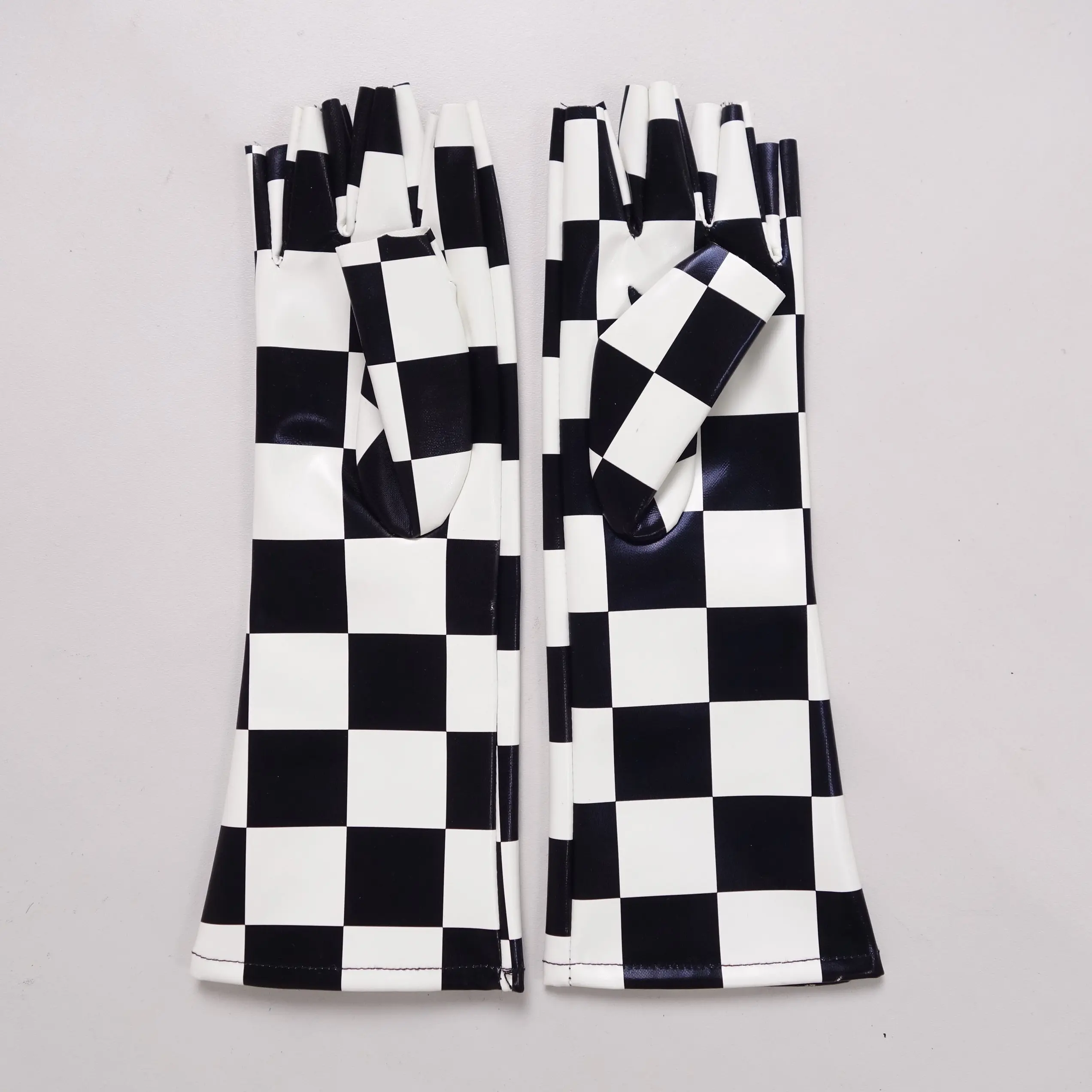 11 Zoll (28 cm) lange fingerlose Handschuhe aus Kunstleder, glänzend, schwarz-silber, halbfingerlos, fingerlose Wärmer, Handgelenkstulpen, Armstulpen, sexy – Detail 6