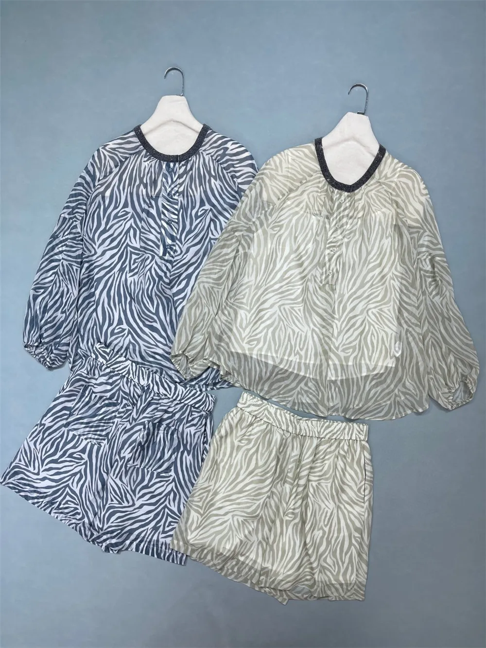 

2025 New Women's Shorts Suit Silk Printed Long-Sleeved Shirt Tops /High Waist Straight Shorts Set