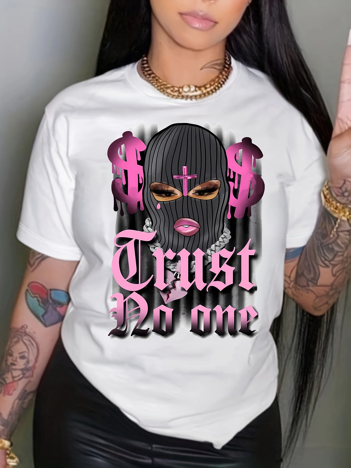 Drust Camiseta casual de manga corta para mujer - Estampado gráfico "Trust No One" con diseño de máscara, carteles de dólar rosa Acentos dorados